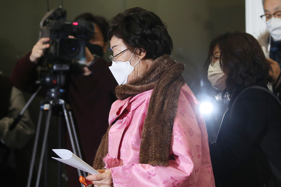 日本军慰安妇受害者李容洙老奶奶16日在首尔新闻中心举行的“敦促将日军慰安妇问题提交联合国国际法院记者会”。