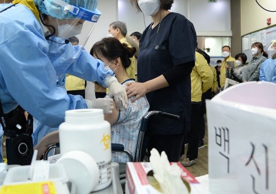 韩国将在2月26日启动新冠肺炎疫苗接种工作，图为23日，全北全州某卫生所正在举行“预防接种模拟演习”。【照片来源：NEWSIS】