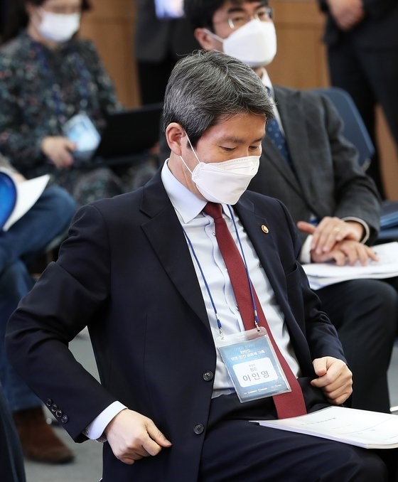 图为韩国统一部长李仁荣出席2月23日下午召开的韩半岛生命与安全共同体研讨会，正在查看资料。【图片来源：NEWS1】 