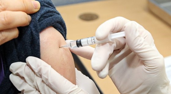 3月8日上午，首尔市铜雀区卫生所新冠肺炎疫苗预防接种室里，一位员工正在接种阿斯利康疫苗。【照片来源：韩联社】