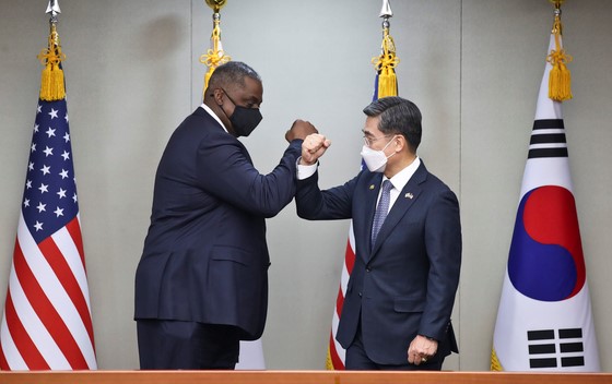 图为3月17日下午，韩国国防部长徐旭与美国国防部长奥斯汀在首尔国防部大楼举行韩美国防部长会谈上前互相问候。