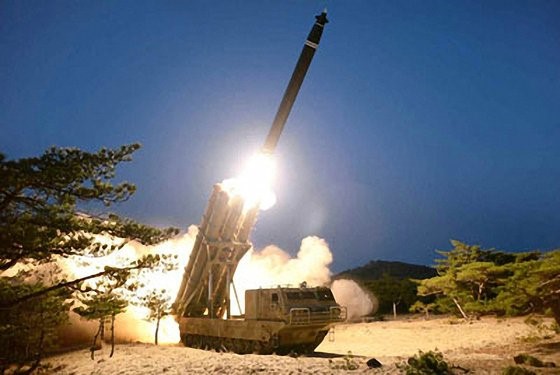 《华盛顿邮报》3月23日报道，朝鲜上个周末发射短程导弹。照片中是去年3月29日朝鲜试射疑似短程弹道导弹性质的“超大型多管火箭炮”的照片。【图片来源：《劳动新闻》官网 截图=韩联社】