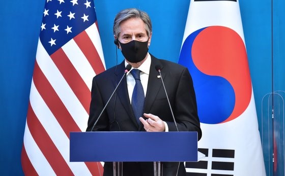 图为3月18日，美国国务卿布林肯在韩美外交与国防部长会议(2+2会谈)结束后，在钟路区外交部大楼举行共同记者会。【照片来自联合记者团】