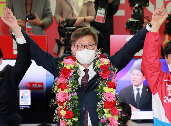 图为4月7日晚，国民之力党釜山市长候选人朴亨埈确定当选后，在釜山镇区选举办公室欢呼庆祝。宋奉根 记者
