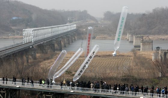 图为2009年朝绑架者家属组织、自由朝鲜运动联合等在京畿道坡州临津阁放飞载有对朝传单的气球。【中央图库】 