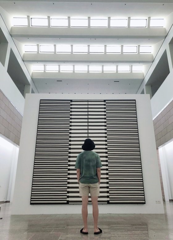在果川国立现代美术馆欣赏画作的防弹少年团RM。图为推特截图。