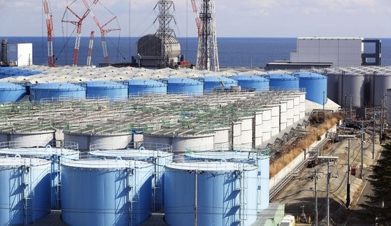 图为福岛第一核电厂装有核废水的大型储水罐。【照片来源：韩联社】