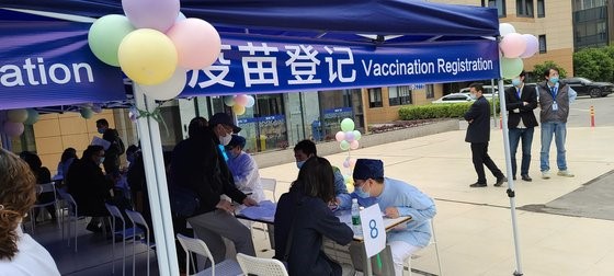图为，在上海某外国人指定疫苗接种点，韩国侨民正在注射中国新冠疫苗。【照片来源：自由撰稿人 张昌冠(音)】