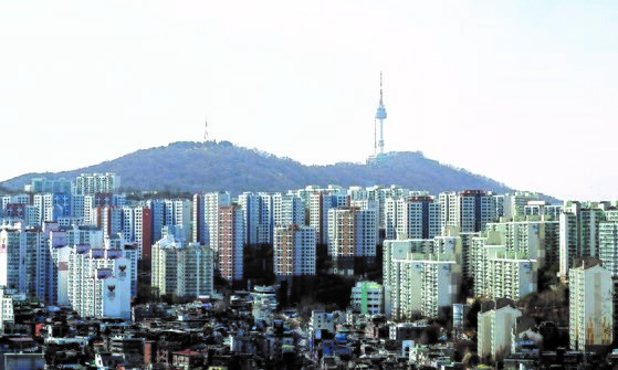 首尔公寓平均交易价格首次突破11亿韩元。图为从首尔鹰峰山眺望市内住宅小区 【照片来源：韩联社】 