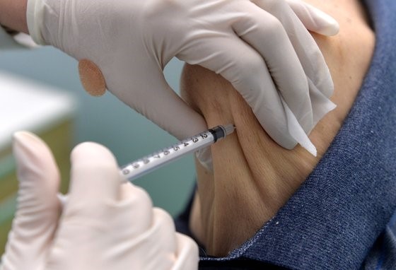 图为5月11日大田某预防接种中心，接种人员正在接种辉瑞疫苗。金成太 记者