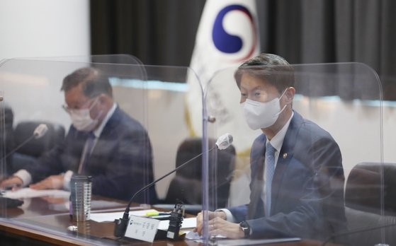 图为21日上午，为决定是否批准莫德纳疫苗在韩上市，最终审查委员会的委员们正在忠北清州市食药处会议室开会讨论。 【照片来源：韩联社】