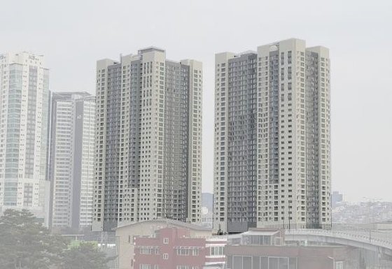 今年2月首尔龙山区获得临时使用许可的汉江路2街地铁站经济圈青年住房“龙山vertium-friends公寓”，共有1000多户住房。【照片来源：韩联社】
