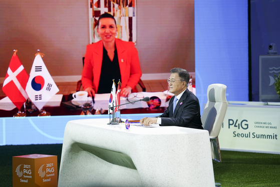 图为5月30日下午，文在寅总统在首尔东大门设计广场(DDP)与丹麦首相梅特·弗雷泽里克森在举行双边领导人视频会谈前互相致意问候。这次会谈举行于韩国主办的“2021 P4G首尔绿色未来峰会”开幕之前。【青瓦台摄影记者团】