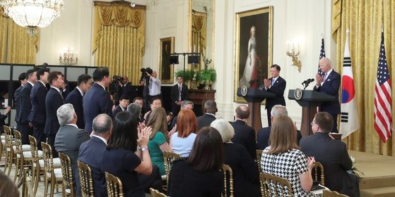 美国总统拜登6月21日在白宫与文在寅总统举行共同记者会时一一点名陪同访美的韩国经济使团企业代表，向他们鼓掌表示感谢。【照片来源：韩联社】