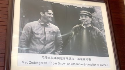 6月18日，“新时代斯诺”国际论坛在中国延安市红星园国际会议中心举行，图为埃德加·斯诺(左)和毛泽东的照片。申庚振 记者