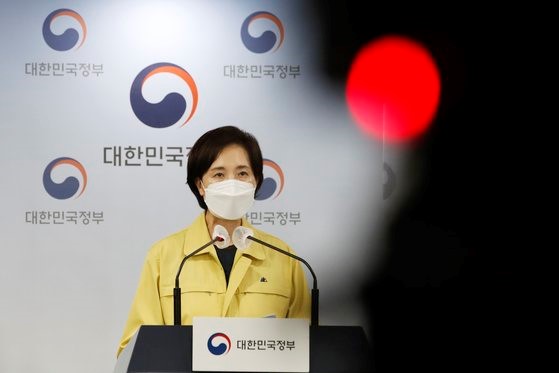 韩国社会副总理兼教育部长俞银惠7月9日上午在首尔世宗大路政府首尔办公楼举行发布会，宣布上调至四级防疫措施后各级学校需要采取的相关措施。【照片来源：NEWS1】