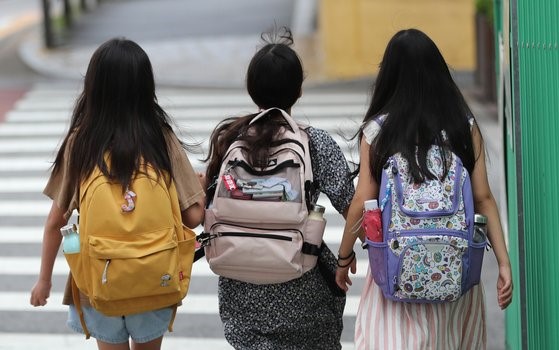 图为7月9日上午，首尔某小学的孩子们正前往学校上课。【照片来源：NEWS1】