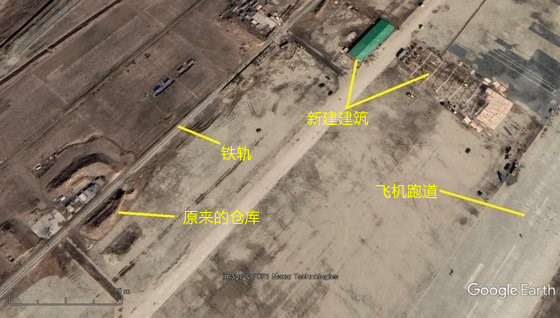 朝鲜修建在朝中边境的军用机场——义州机场。照片拍摄于今年3月，显示机场跑道两侧正在施工。原来的飞机库所在地方出现了铁轨。【谷歌地球截图】