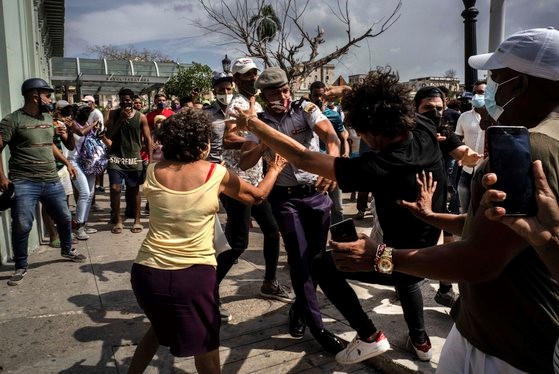 7月11日，古巴首都哈瓦那的示威人群与警察展开肉搏。【照片来源：韩联社】