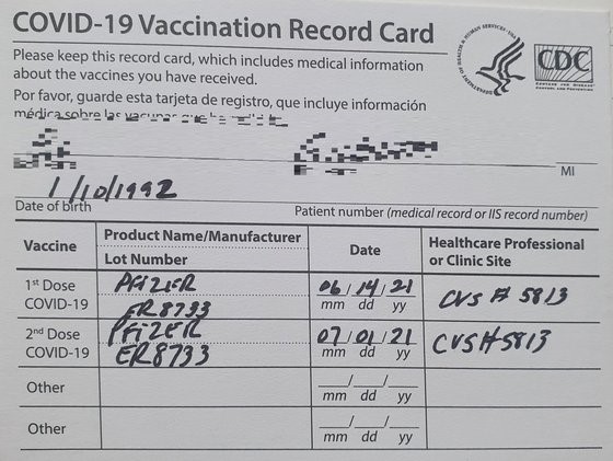 A某在美国出差时接种辉瑞疫苗的接种证明书。图片由A某提供