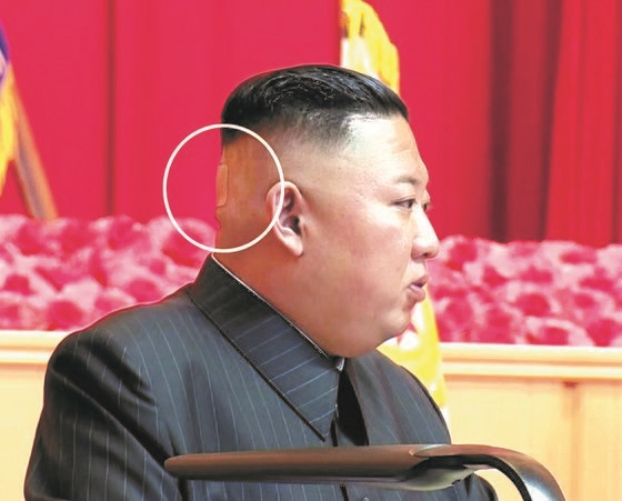 朝鲜中央电视台7月30日报道称，朝鲜国务委员长金正恩在7月24日~27日主持召开了第一次全军指挥官与政治干部讲习会。【照片来源：韩联社】