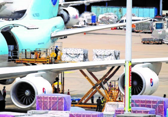 8月4日，仁川国际机场货运中心的相关人员正在从货机上卸载韩国政府直接与美国辉瑞制药公司签定合同定购的253万剂次辉瑞疫苗。【韩联社】