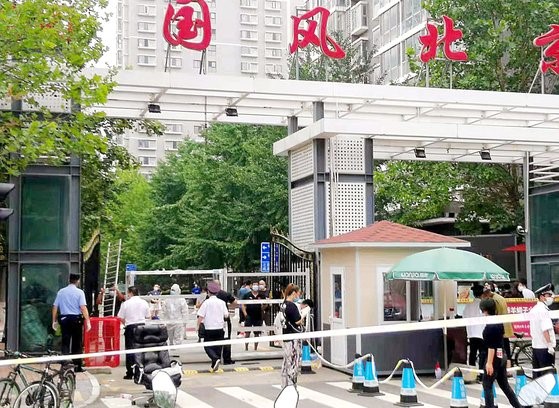 8月4日，北京卫生部门正在封锁马某居住的国风商馆小区。【朴成训 驻北京记者】