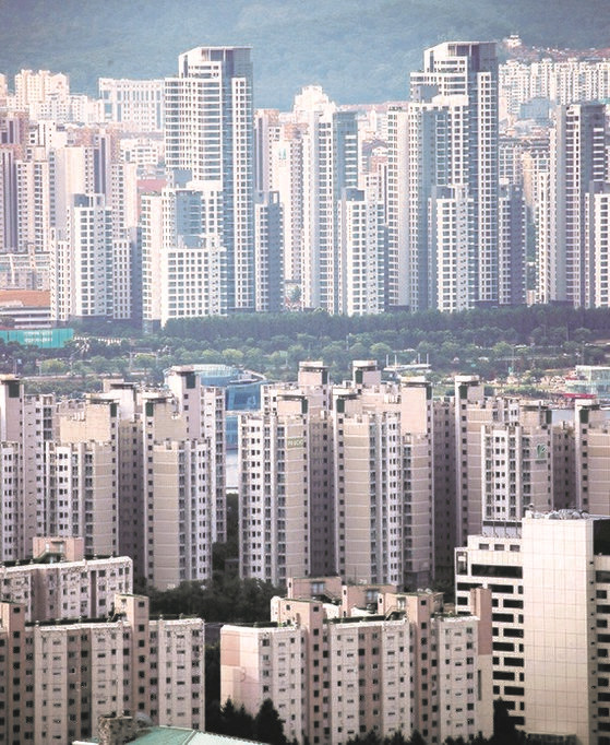 随着韩国全租房押金和住房价格不断上涨，韩国买房的年轻人也逐渐增多。在今年6月的房产交易中，30岁以下人口占到购房人口总数的5.5%，创下开始相关统计以来的最高纪录。图为8月8日首尔市内某住宅小区的全景。【照片来源：NEWSIS】