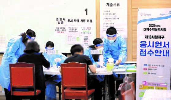 8月19日，2022学年度韩国高考报名正式开始，图为在首尔南部教育支援厅，考生们正在填写报考申请。按照规定，原本应该由应试者本人填写并提交报名申请，但与去年一样自我隔离者和确诊患者属于特殊情况可以代理报名。【NEWSIS】