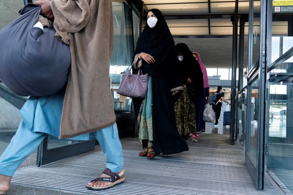 图为逃离阿富汗喀布尔的家庭抵达美国后正前往乘坐大巴。【照片来源：美联社=韩联社】