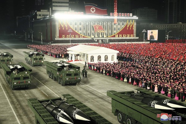 朝鲜今年1月14日晚间在平壤金日成广场举行的纪念劳动党八大的阅兵仪式。【照片来源：韩联社】