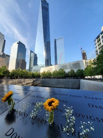 图为9月8日(当地时间)，美国纽约"9·11追悼公园"的"记忆池"里刻着的遇难者的名字上被人们放上了鲜花。 【朴玄英 驻纽约特派记者】