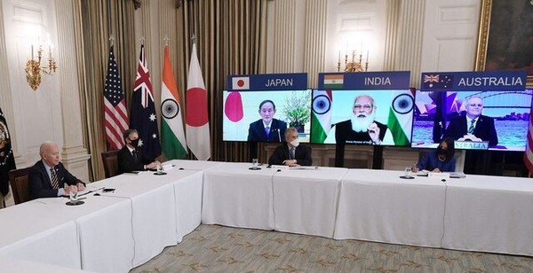 美国总统拜登(左)今年3月12日(当地时间)与日本首相菅义伟、印度总理莫迪、澳大利亚总理莫里森举行首次QUAD领导人会议。【法新社=韩联社】 