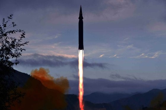 朝鲜9月29日公开新研发的超高声速导弹。图为劳动党机关报《劳动新闻》发布的名为“火星-8型”的该导弹照片。【照片来源：《劳动新闻》=NEWS1】