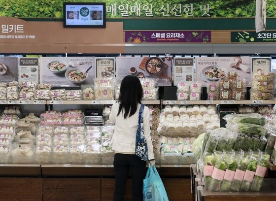10月6日，首尔市内某大型超市内，一位市民正在挑选商品。当天韩国统计厅发布的消费者物价动向显示，9月韩国消费者物价指数为108.83(2015年=100)，同比上升2.5%，鸡蛋(43.4%)、猪肉(16.4%)、进口牛肉(10.1%)、大米(10.2%)、生菜(35.3%)、大蒜(16.4%)的价格均大幅上涨。【照片来源：NEWS1】