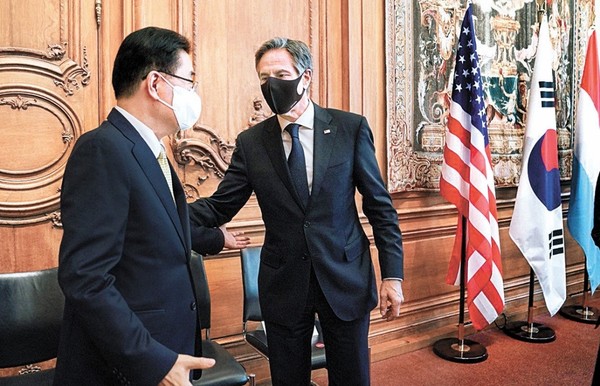 本月5日，韩国外交部长官郑义溶(左)在巴黎与美国国务卿布林肯举行了会面。据韩国外交部透露，郑外长在当天的简短会谈中就《终战宣言》进行了阐释。与此相反，韩国国务部未发布报道资料，布林肯部长也仅在推特上简短地提到了与郑部长会面的事实。专家评价称，韩国外交部公开韩美间协商《终战宣言》一事是考虑到近日朝鲜的动向。 【图片由外交部提供】