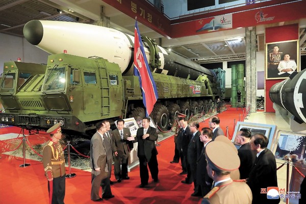 据朝中社12日报道称，朝鲜国务委员长金正恩11日出席了在朝鲜三大革命展览馆举行的国防发展展览会。【照片来源：韩联社】