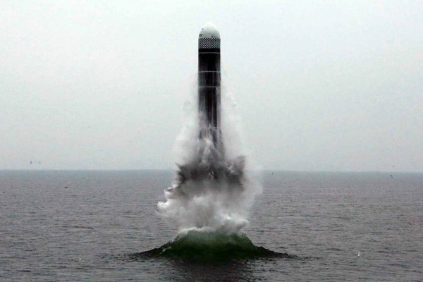 图为朝鲜2019年10月2日在江原道元山附近海上试射“北极星-3号”潜射弹道导弹(SLBM)。【照片来源：NEWS1】