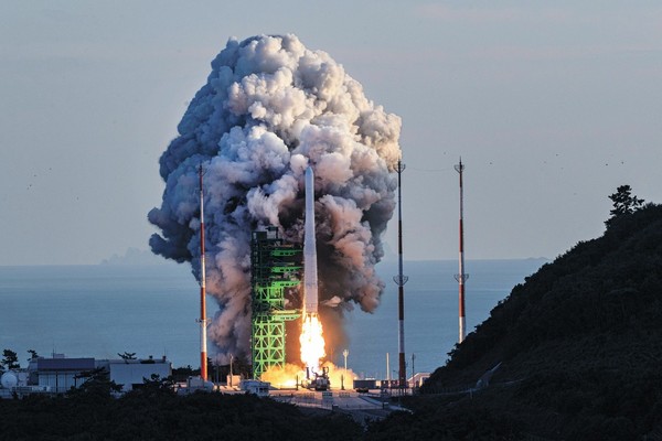 图为10月21日，韩国国产火箭“世界号”(KSLV-2)在全南高兴郡罗老航天中心第二发射台喷射出火焰，正在发射。【照片来源：联合记者团】