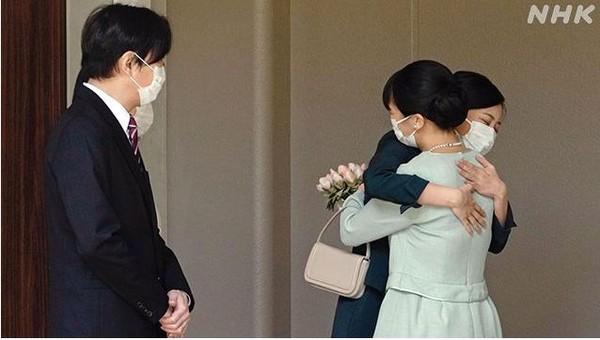 真子离开皇室赤坂御用地的住所，与秋筱宫夫妇及妹妹佳子告别。图片来源：日本放送协会(NHK)报道截图。
