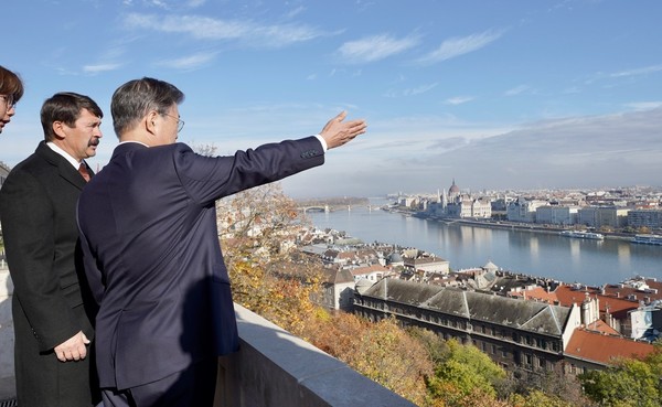 正对匈牙利进行国事访问的文在寅总统11月3日(当地时间)在匈牙利布达佩斯总统宫与匈牙利总统亚诺什举行领导人会谈，两人正在对话。【照片来源：韩联社】