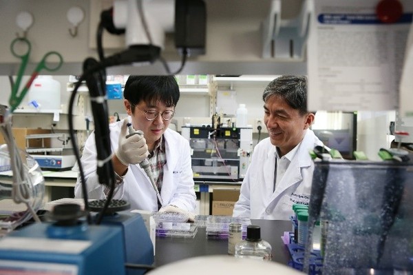 生物与脑工程学的教授曹光铉(50岁，右)最近成功研发出逆衰老源技术。曹教授所在的KAIST在2021年中央日报自然科学和工学学科评估中均位列第一。【照片由KAIST提供】 