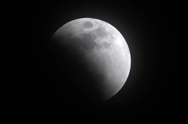 月偏食。【照片来源：韩联社】