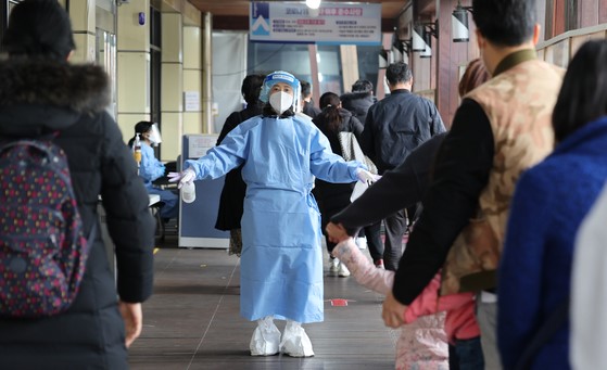 截至11月14日0点，韩国新增确诊2419人，新增危重症患者483人，连续两天超过480人。【照片来源：韩联社】
