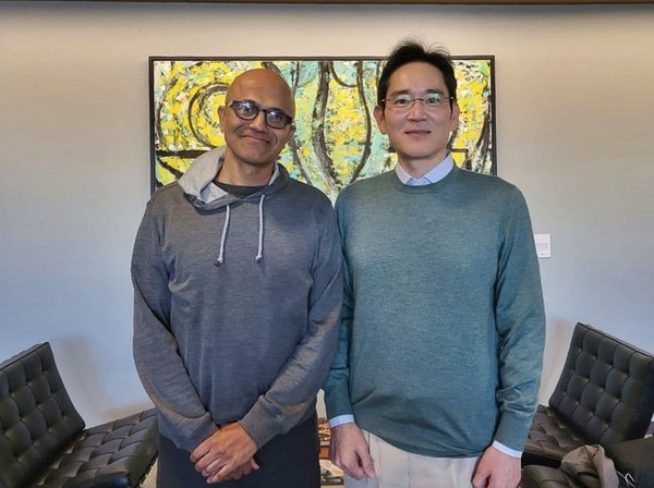 正在访问美国的三星电子副董事长李在镕(右)20日会见了微软(MS)首席执行官萨蒂亚·纳德拉(Satya Nadella)。图为两人在磋商前合影留念。【照片来自三星电子】