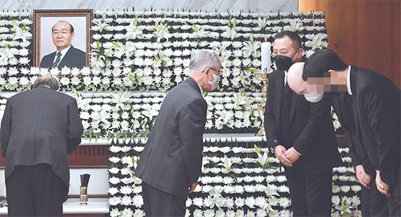 11月23日下午，在全斗焕前总统灵堂所在的首尔新村Severance医院殡仪馆，遗属们正在向前来吊唁的人们问候。右边第三个起依次是全斗焕前总统的长子、次子和孙子。【照片来源：NEWSIS】