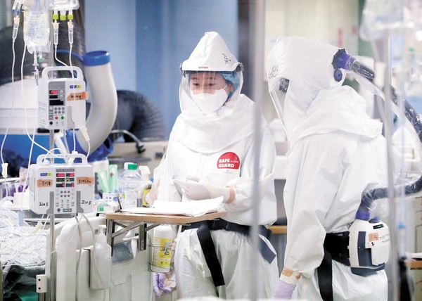 截至11月24日0点，韩国前一日新增新冠确诊患者4115人，创下新高。图为当日在京畿道平泽市博爱医院重症病房，医疗人员正在照顾重症新冠肺炎患者。【照片来源：NEWS1】