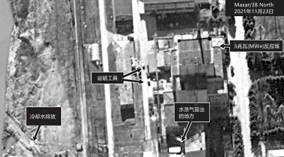 美国专业报道朝鲜问题的网络媒体“38 North”在11月24日(当地时间)发布了前一天拍摄的朝鲜宁边核设施一带的商用卫星照片。照片里可以看到5兆瓦(MWe)反应堆中有水蒸气冒出。【38 North网站截图】