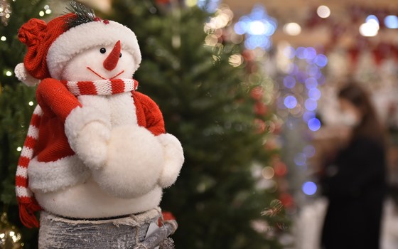 圣诞节即将到来，图为大邱北区七星洞鲜花百货店的市民们正在挑选各式各样的圣诞装饰。 【照片来源：NEWSIS】