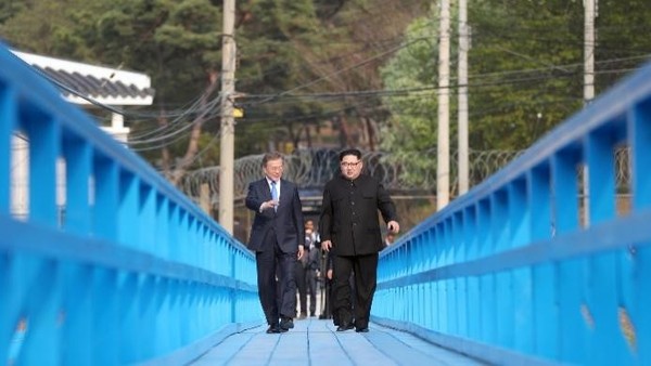 图为2018年4月27日下午，韩国总统文在寅和朝鲜国务委员长金正恩在板门店徒步桥上散步。【照片来源：韩联社】
